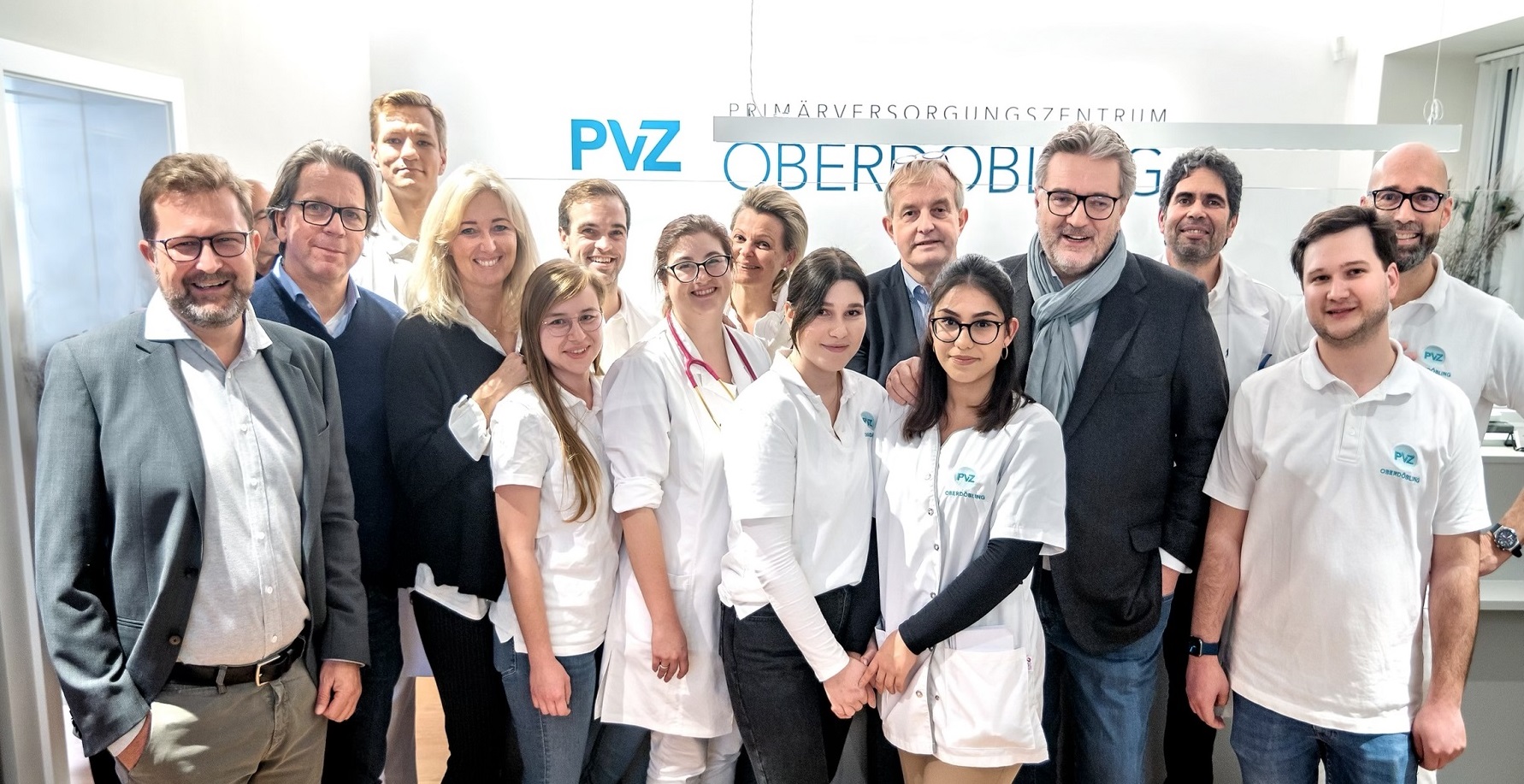 Das Foto zeigt das Team des Primärversorgungszentrums Oberdöbling im 19. Wiener Gemeindebezirk bei der Eröffnungsfeier. Gesundheitsstadtrat Peter Hacker ist auch auf dem Foto.