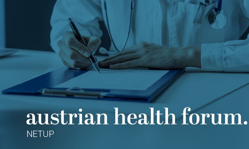 Auf dem Bild ist ein Ausschnitt aus einer Arzt/Ärztin-Patient:innen-Gespräch zu sehen. Das Bild ist in der Farbe Blau eingefärbt. Am unteren rechten Rand steht in der weiß "Austrian Health Forum. Netup".