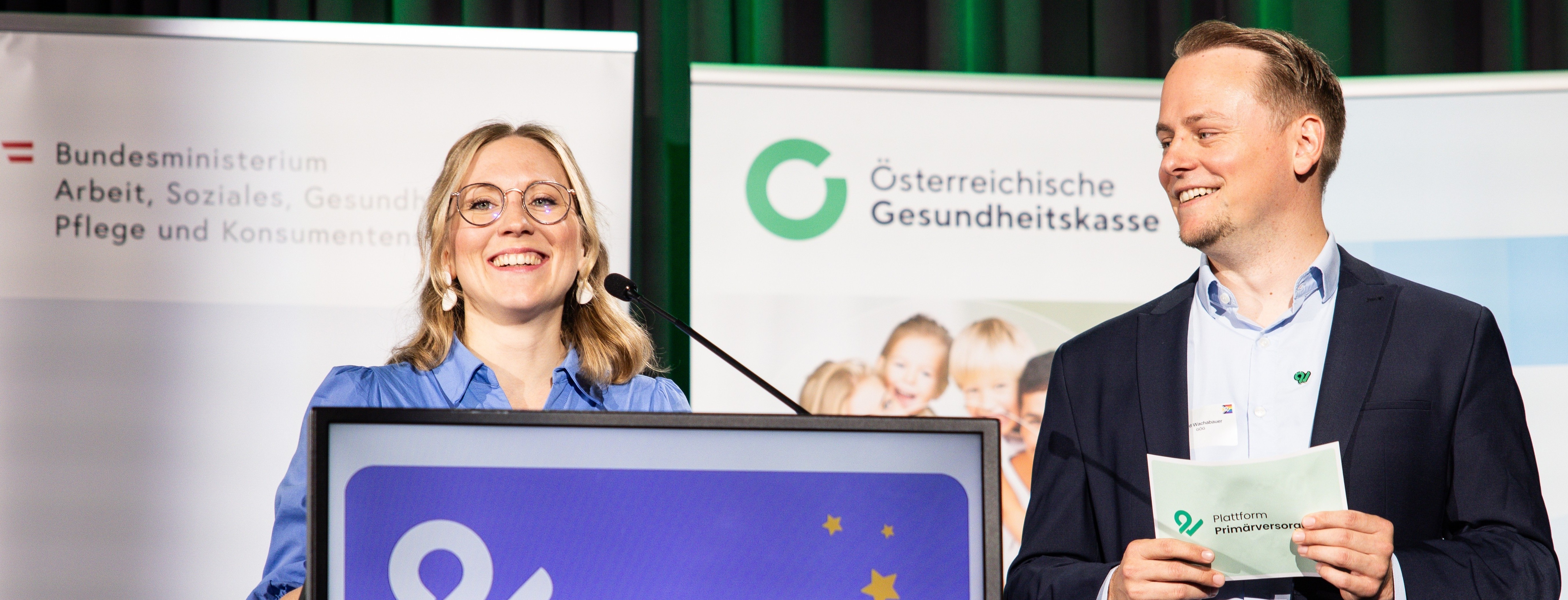 Das Bild zeigt Sarah Burgmann und David Wachabauer auf der Bühne.