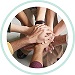 Der runde Icon zeigt viele Hände die übereinander liegen, um Teamgeist und Zusammenhalt darzustellen