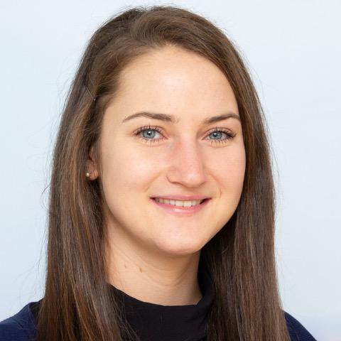 Doris Deischinger, BEd BSc MSc Das Foto zeigt Doris Deischinger. Eine lächelnde Frau mit braunen, schulterlangen Haaren und blauen Augen.