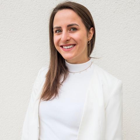 Theresa Vierlinger, BSc Das Foto zeigt Theresa Vierling. Eine junge, lächelnde Frau. Sie trägt weißes Gewand. Sie hat lange braune Haare und trägt Ohrringe.