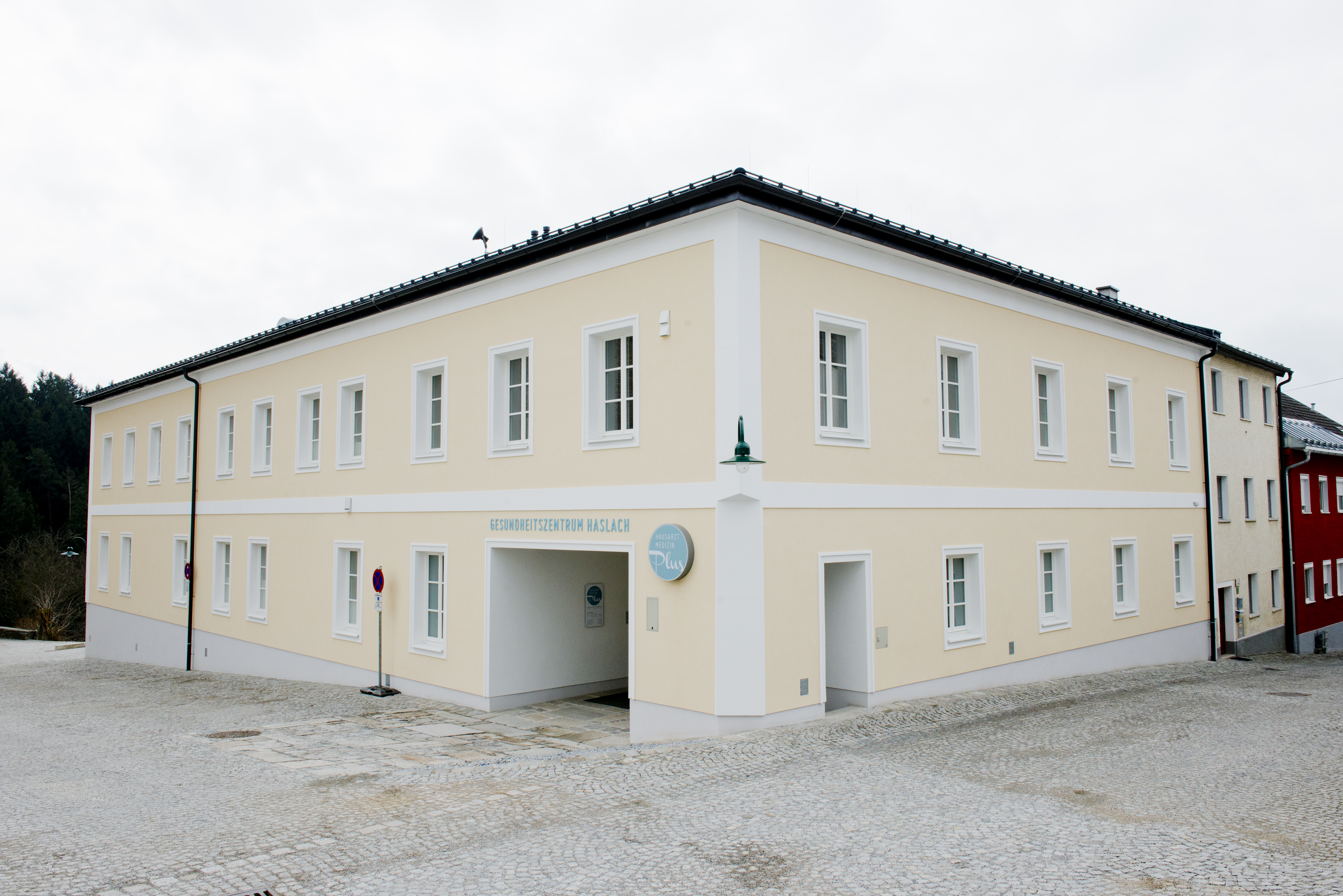 Das Bild zeigt das Gebäude des Gesundheitszentrum Haslach.